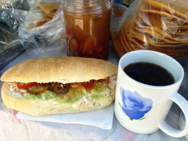 Batido y pan con pollo en la velación de Santa Inés del Monte Purciano