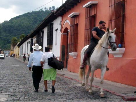 Antigua transportación y moderna comunicación