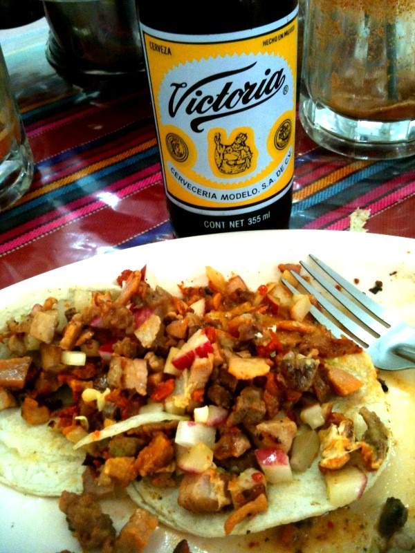 Hasta la Victoria siempre. //Tacos tipo alambre y chela mexicana. cc