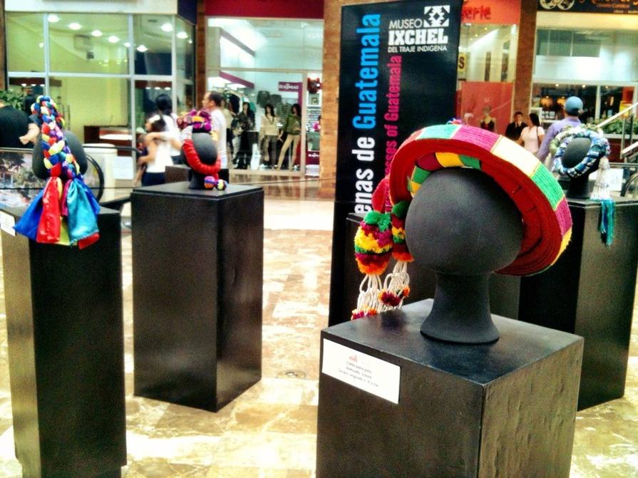 MuseoIxchel.org trae los tocados indígenas de Guatemala al mall :-)
