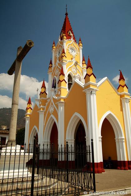 Nueva vista de la iglesia gótica de San Felipe de Jesús, Antigua Guatemala