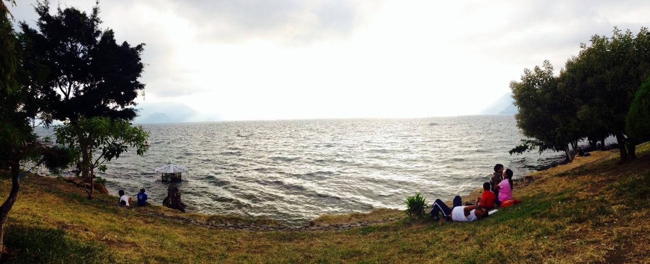 Panorámica de la playa del Lago Atitlán