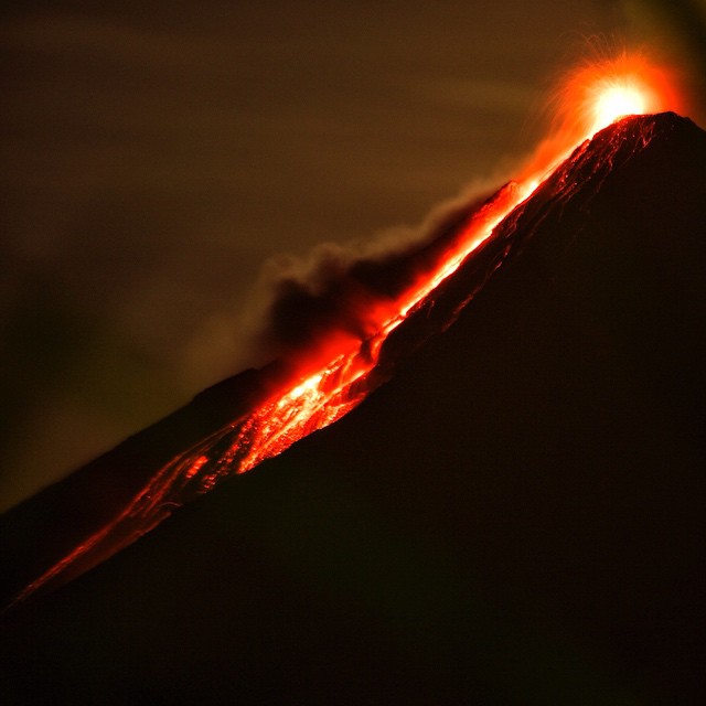 Here’s a long exposure taken at 4am of Guatemala’s volcano Fuego erupting 250-meter high incandescent fountain which feeds 1-km long lava river over Las Lajas cliff.