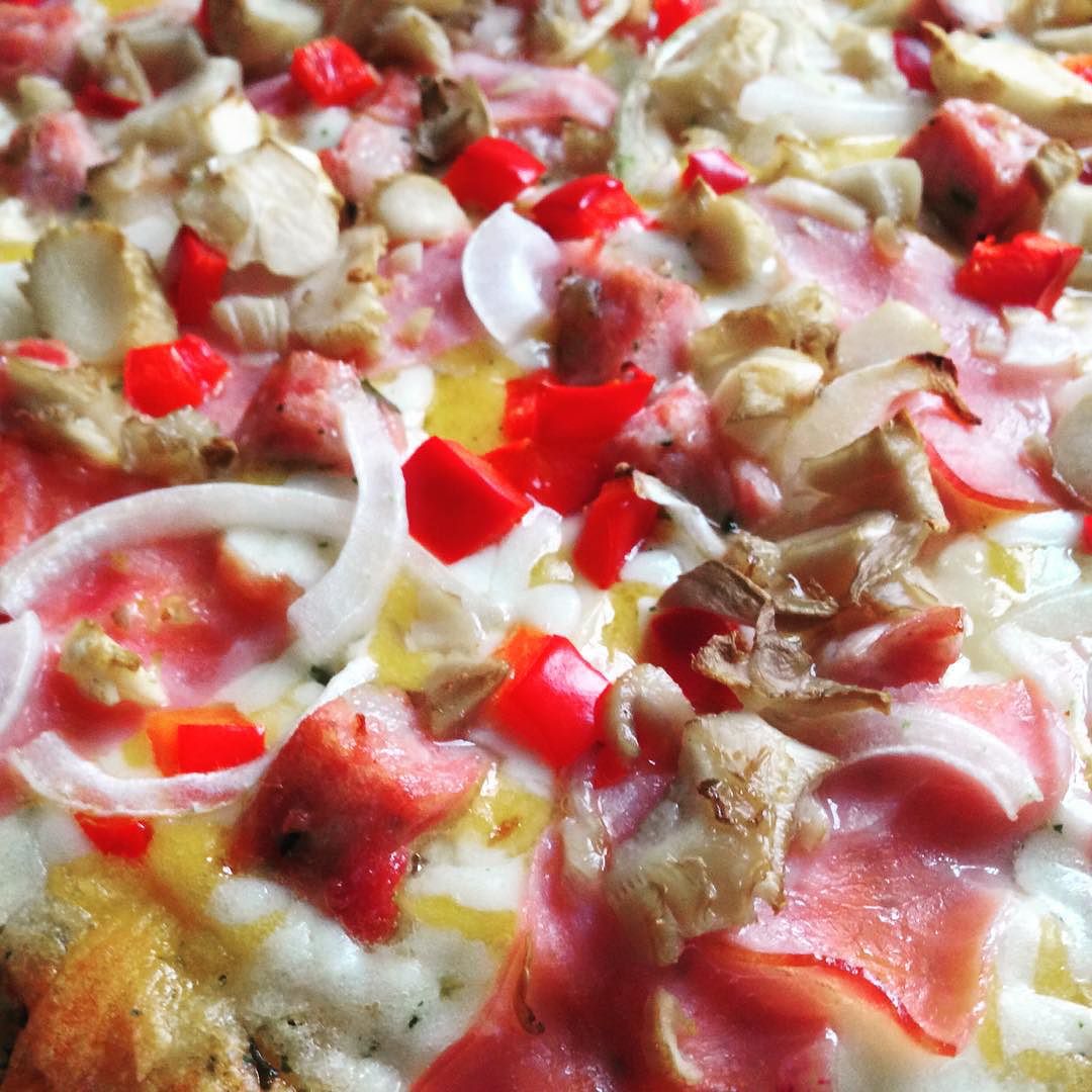 Home-made pizza with Guatemalan longaniza, oyster mushroom, bell pepper, onion and honey baked ham for lunch, anyone?