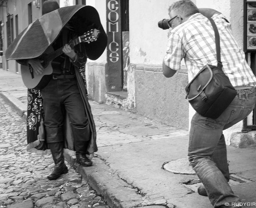 El Sombrerón vs The Photographer; each with his weapon of choice. Make your bets now!