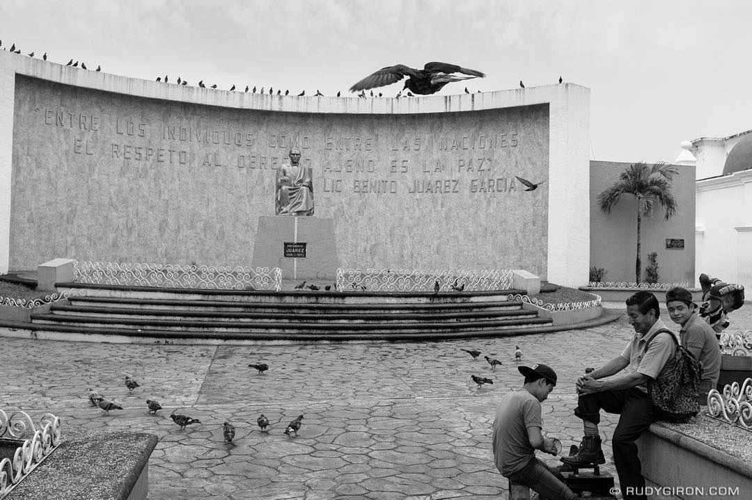 Entre los individuos comoe entre las naciones, el respeto al derecho ajeno es la paz. — Lic. Benito Juárez García